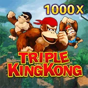 Bàn Poker với chip và lá bài tại vic88 casino